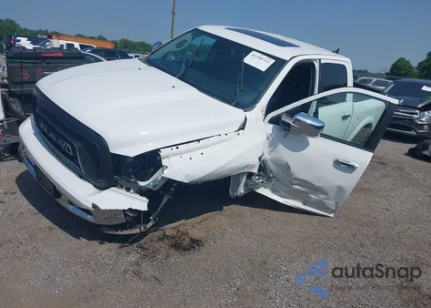 2015 Ram 1500 Laramie z USA, uszkodzony, nr VIN 1C6RR7NM2FS556834